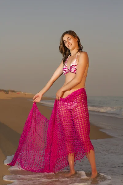 Jeune fille en bikini posant à la plage . — Photo