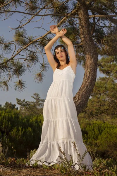 Chica con vestido blanco — Foto de Stock