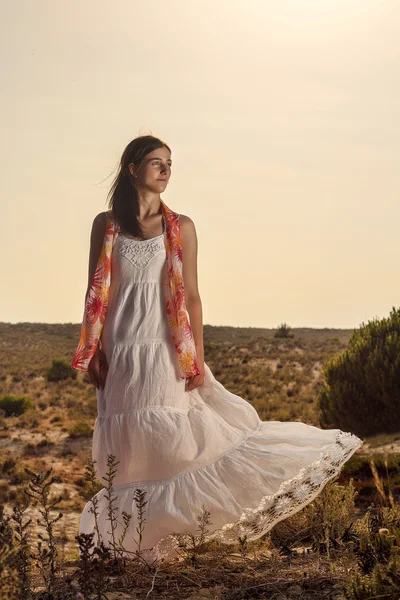Dívka s bílými šaty — Stock fotografie