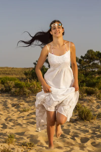 Ragazza in esecuzione con abito bianco — Foto Stock