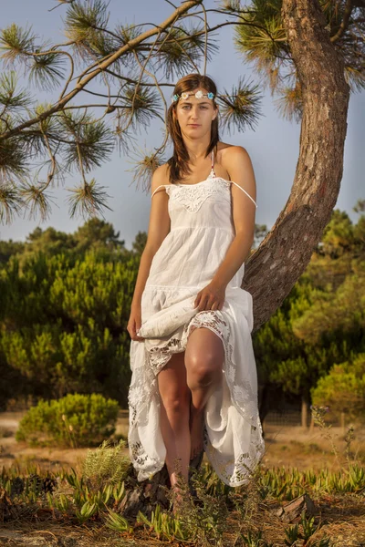 Chica joven con un vestido blanco largo en el bosque . — Foto de Stock