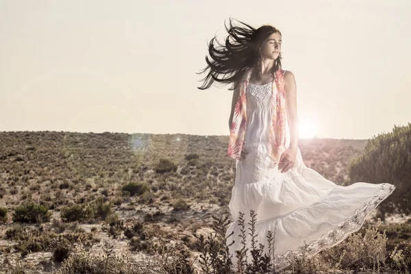風の中の白いドレスの女の子 — ストック写真