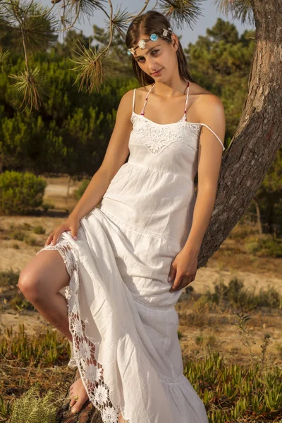 Jong meisje met een lange witte jurk in het forest. — Stockfoto