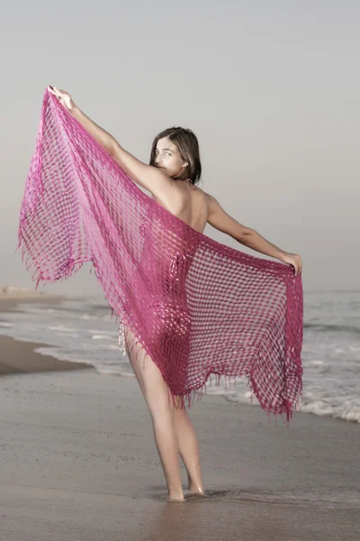 Jeune fille en bikini posant à la plage . — Photo