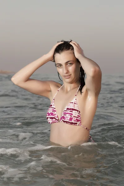 Jeune fille avec bikini, dans l'eau . — Photo