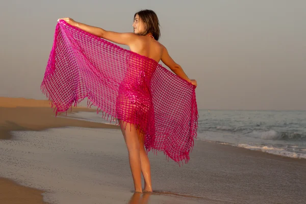 Молодая девушка в бикини позирует на пляже . — стоковое фото