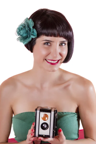 Weergave van een pin-up girl in bed met kleine retro camera. — Stockfoto