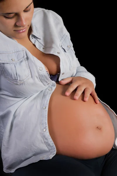 Beautiful pregnant girl in the studio. — Stock Photo, Image