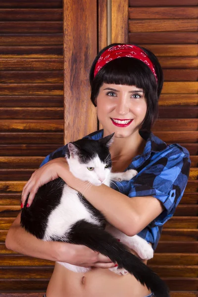 Pin-up Mädchen und süße Katze — Stockfoto