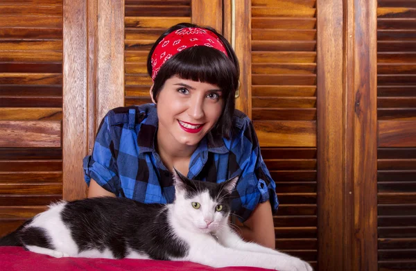 Pin-up chica y lindo gato — Foto de Stock