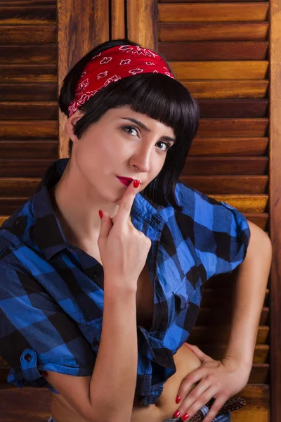 Pin-up-Girl glücklich mit kurzen Haaren. — Stockfoto