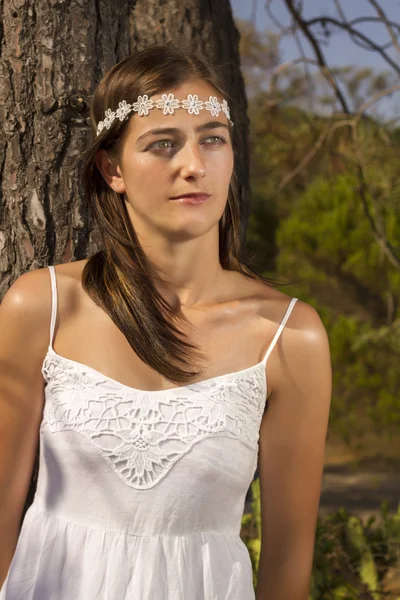 Retrato de una hermosa joven con un vestido blanco largo —  Fotos de Stock