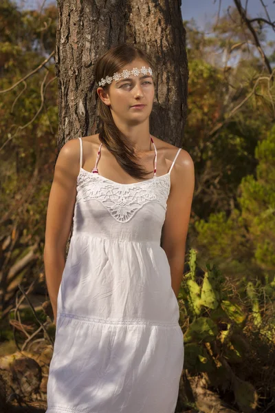 Retrato de una hermosa joven con un vestido blanco largo —  Fotos de Stock