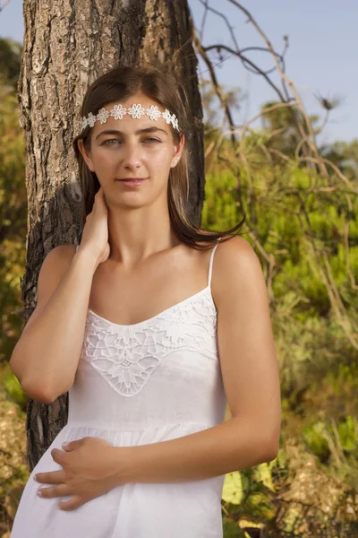 Retrato de una hermosa joven con un vestido blanco largo — Foto de Stock