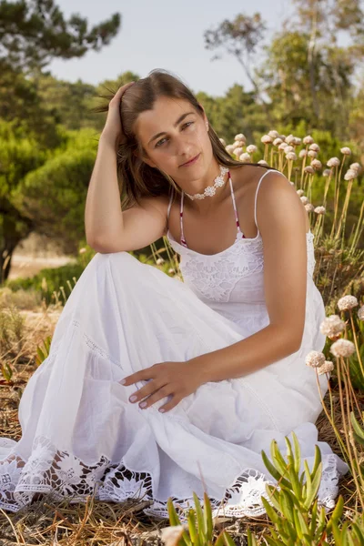 Fehér ruha lány egy erdő — Stock Fotó