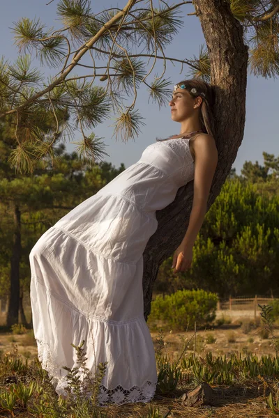 Jeune fille avec une longue robe blanche sur l'arbre — Photo