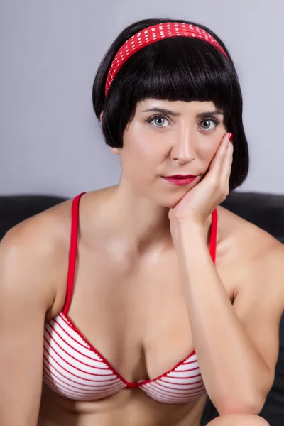 Pin-up girl porträtt i bikini — Stockfoto