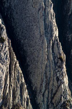 bir uçurumun bir kısmının görünümünü