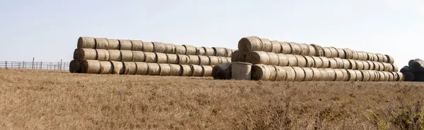 Vy av en bunt med höbalar — Stockfoto