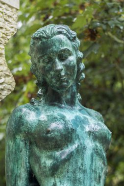 Yeşil çıplak bir kadın heykeli