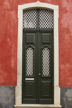 bir binanın Avrupa kapı