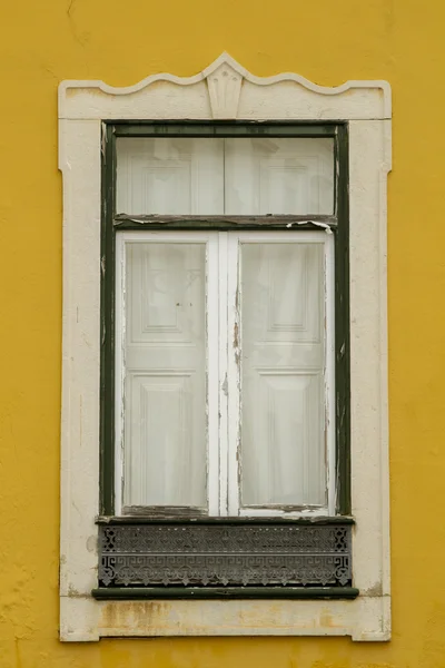 Europeiska fönster i en byggnad — Stockfoto