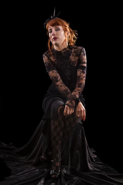 Fille sur une robe gothique noire — Φωτογραφία Αρχείου