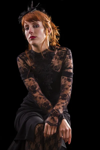 Meisje op een zwarte gotische jurk — Stockfoto