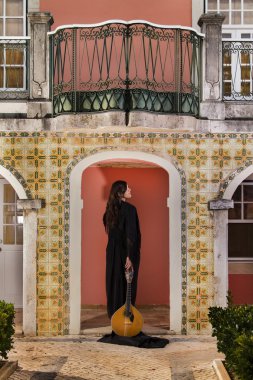 güzel kadın şarkıcısı ve aktör