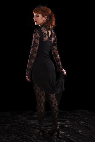 Chica en un vestido gótico negro — Foto de Stock