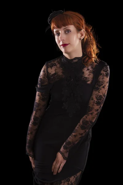 Mädchen in einem schwarzen Gothic-Kleid — Stockfoto