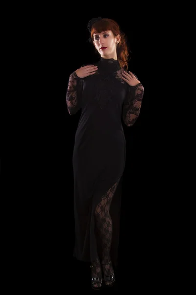 Chica en un vestido gótico negro —  Fotos de Stock