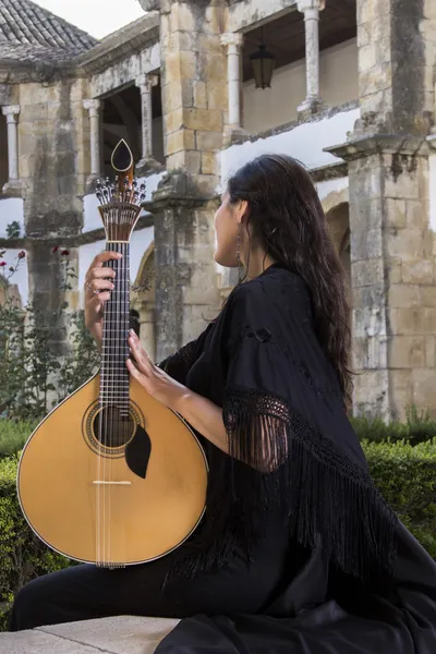 Hermosa cantante e intérprete mujer — Foto de Stock