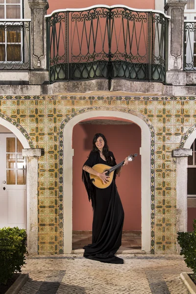 Hermosa cantante e intérprete mujer — Foto de Stock