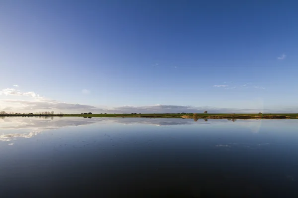 Lente platteland lake landschap — Stockfoto