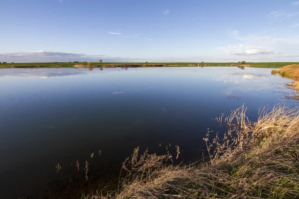 Lente platteland lake landschap — Stockfoto