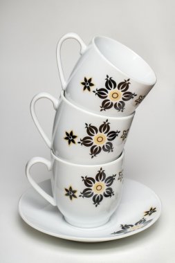 Üç kahve fincanı yığını