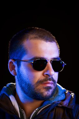 Sakallı adam
