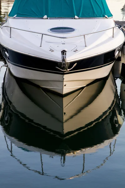 Rekreacyjne biała łódź — Zdjęcie stockowe
