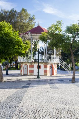 güzel bir çardak orkestra sahnesi