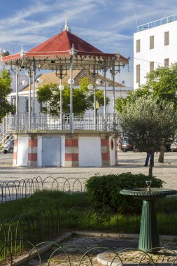 güzel bir çardak orkestra sahnesi