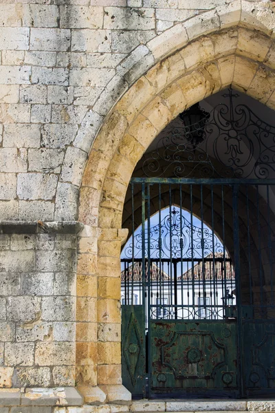 Antico arco della chiesa medievale — Foto Stock