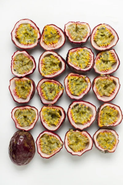 Sliced passion fruits — Stock Photo, Image