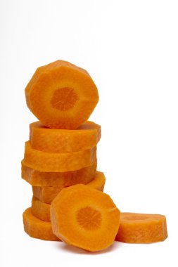 yuvarlak parçalar halinde dilimlenmiş havuç