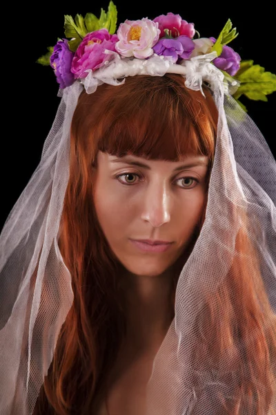 Frau mit roten Haaren und Blütenkrone. — Stockfoto