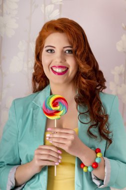 bir lolipop candy ile güzel kızıl saçlı kız