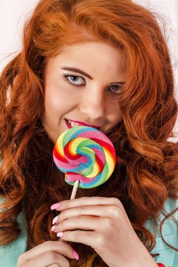 bir lolipop candy ile güzel kızıl saçlı kız