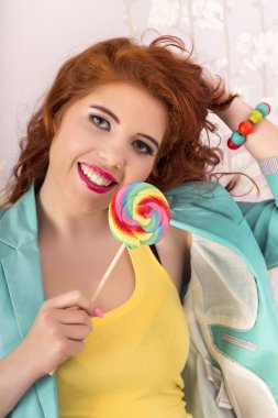 bir lolipop candy ile güzel kızıl saçlı kız