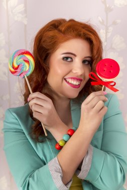 bir lolipop candy ile güzel kızıl saçlı kız
