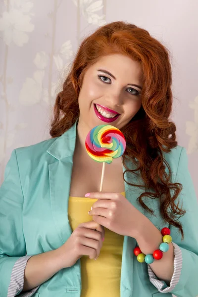 漂亮的红发女孩用棒棒糖糖果 — 图库照片